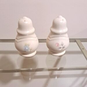 Vintage Pfaltzgraff Tea Rose print Salt & Pepper Shakers, Circa 1985.